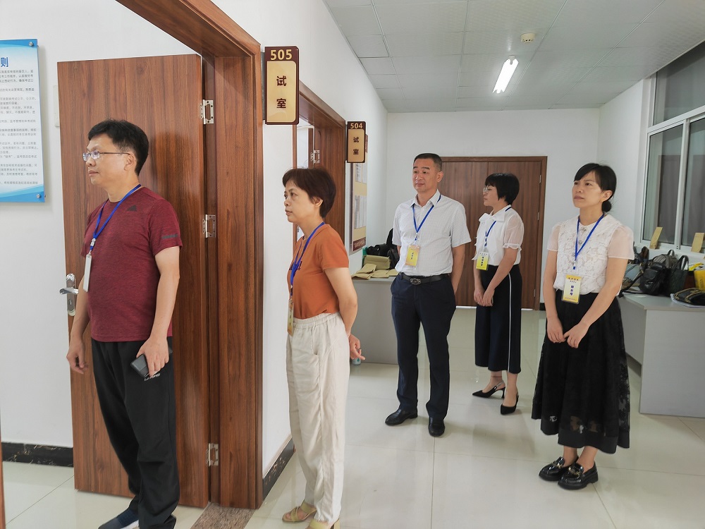 图为市人社局、市卫健委领导巡视2024年度高级职称专业能力考试考场.jpg